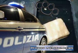 UDINE – Fermi al semaforo insospettiscono la Polizia che subito dopo con un controllo trovano 100gr. di cocaina sotto il sedile e un tirapugni, arrestati due pakistani